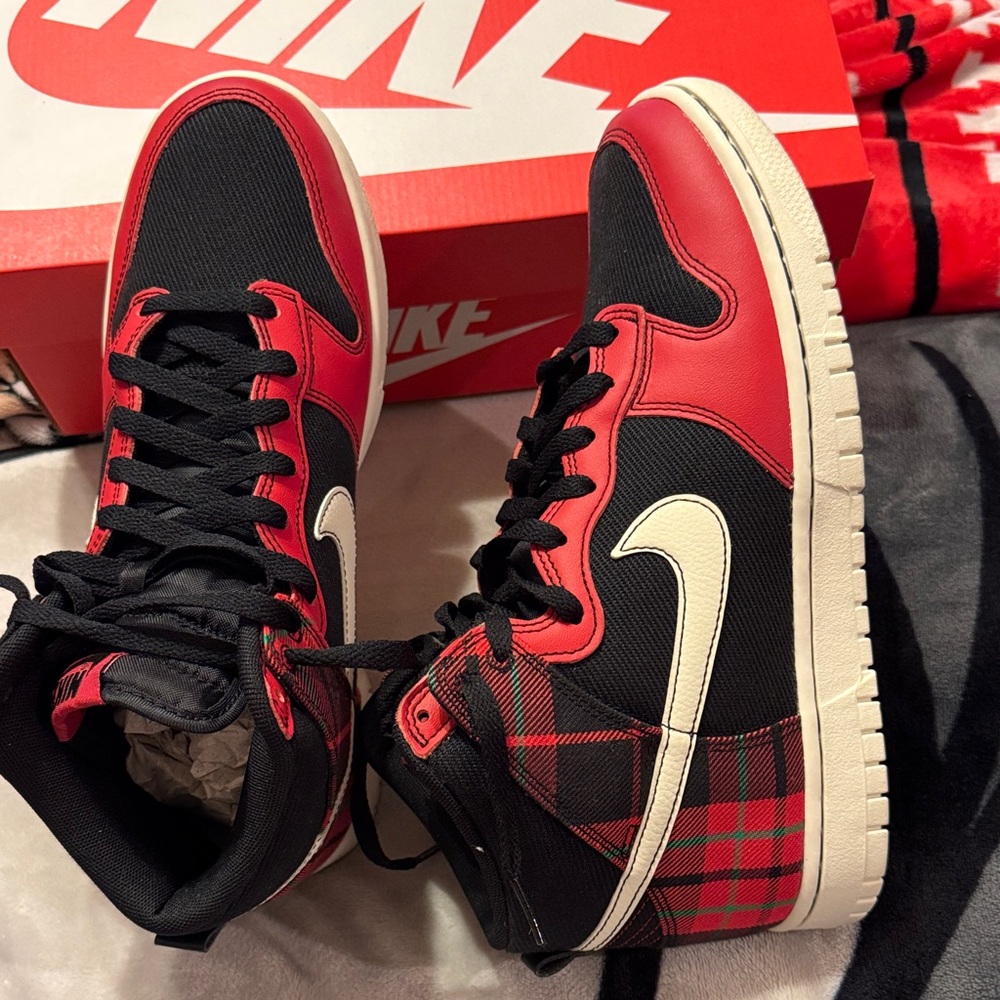 Nike Dunk SE Black and Red Plaid High-Tops